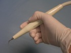 skaler, urządzenie które pod wpływem ultradźwięków usuwa złogi większych osadów zębowych skaler