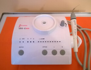 Skaler endodontyczny- urządzenie służące do opracowania kanałów, ułatwiające usuwanie złamanych narzędzi kanałowych.