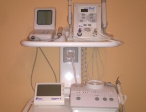 Kompletnie wyposażony stolik do zabiegów endodontycznych.