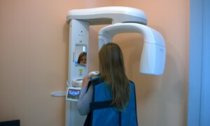 Pantomogram cyfrowy - urządzenie umożliwiające prześwietlenie całościowe szczęki i żuchwy przy 10- krotnie mniejszej dawce promieniowania od pantomogramów analogowych. Pantomogram cyfrowy