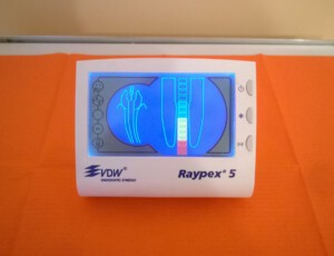 RAYPEX 5- endometr, który służy do bardzo dokładnego pomiaru głębokości kanału zębowego.